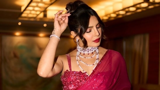 Berita gaya hidup terbaru, Berita Terkini Hari Ini 25 Agustus 2024: Priyanka Chopra mengenakan gelang Bulgari senilai ₹30 lakh dengan kalung mutiara antik ke pernikahan saudara laki-lakinya; ketahui harganya yang gila-gilaan