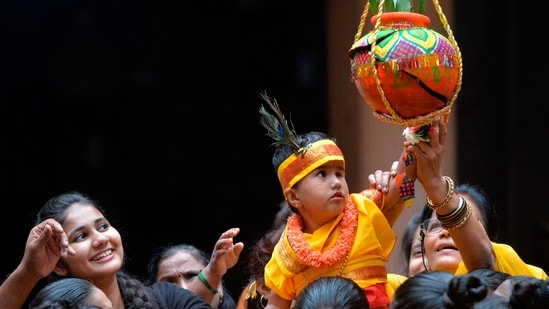 Berita gaya hidup terkini, Berita Terkini Hari Ini 23 Agustus 2024: Dahi Handi 2024: Apa itu Dahi Handi? Tanggal, waktu, makna, dan perayaan